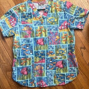 Cherokee scrub top. Fish/water print . Adjustable tie waist. Side slit szM